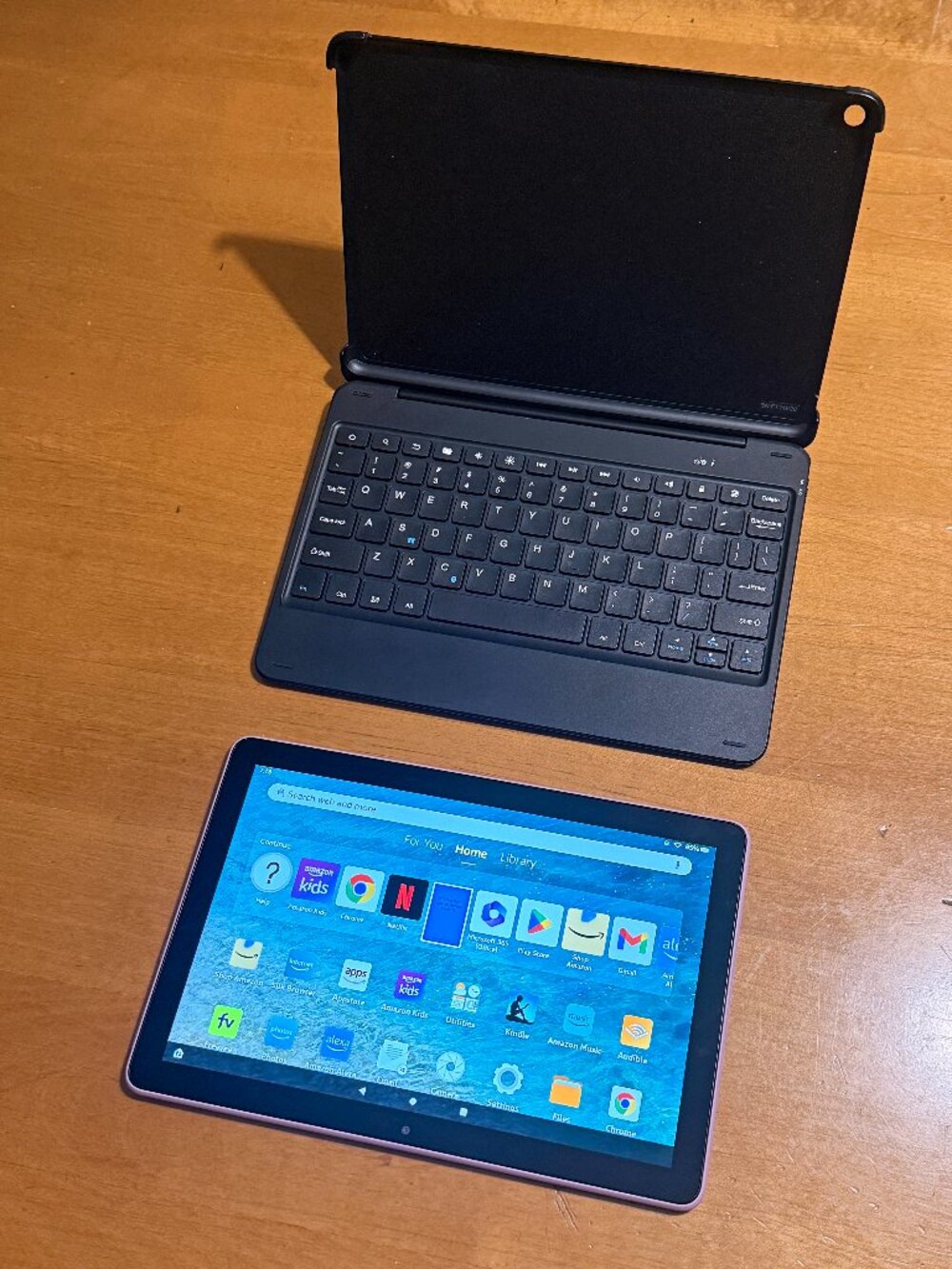 Amazon Fire HD 10 11th Gen 32GB Pink Tablet + Keyboard Case